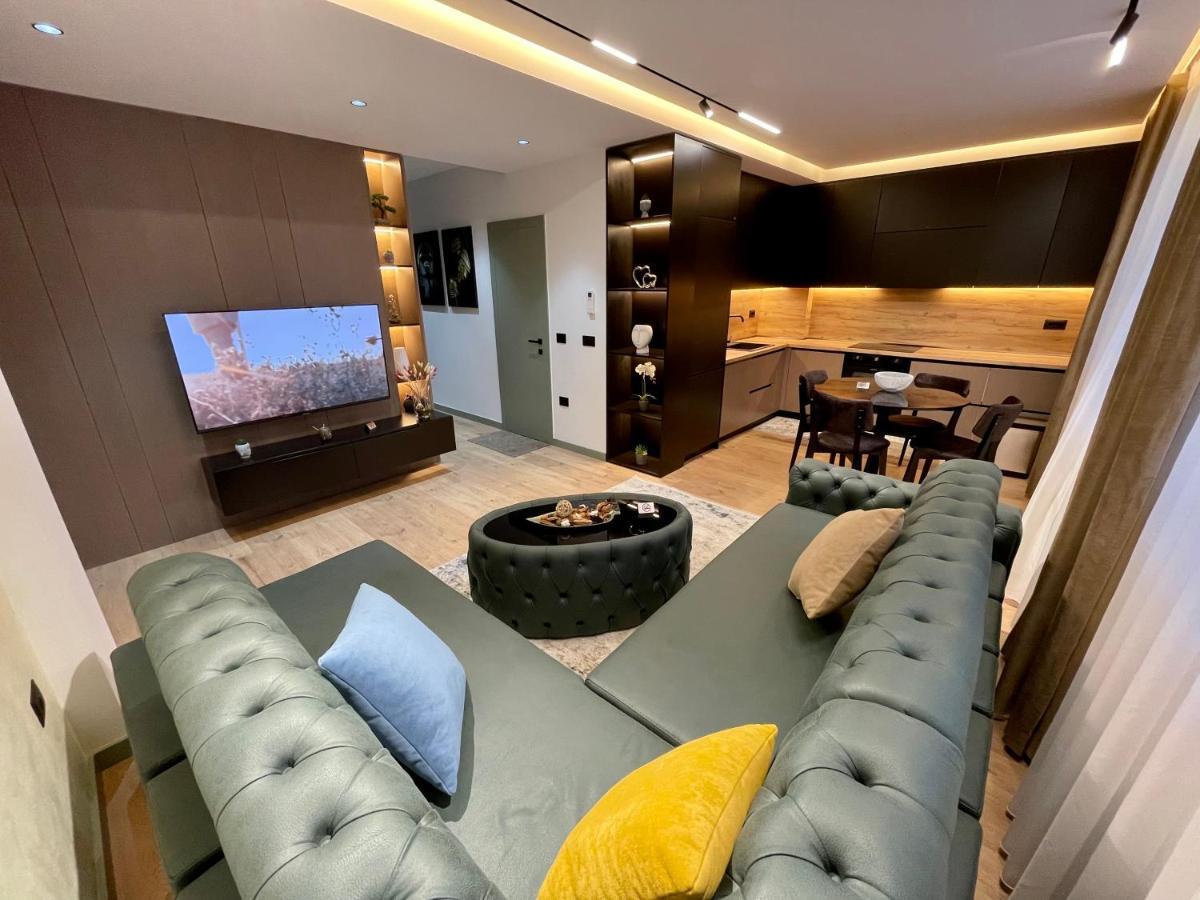 Queens Luxury * Tirana